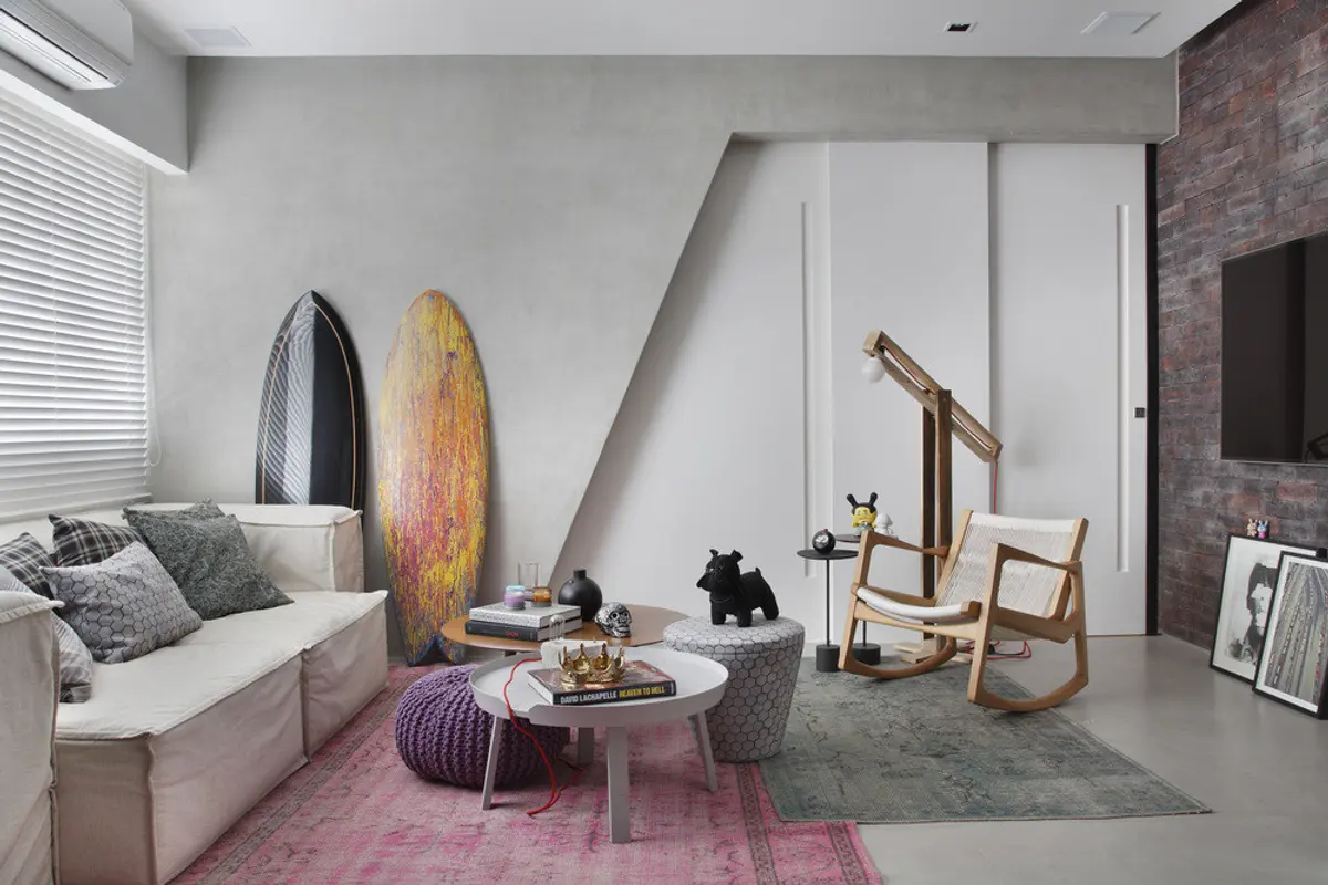 Living minimalista con doble altura, sofá gris y ladrillo visto — proyecto VF House, por Studio Ro-ca