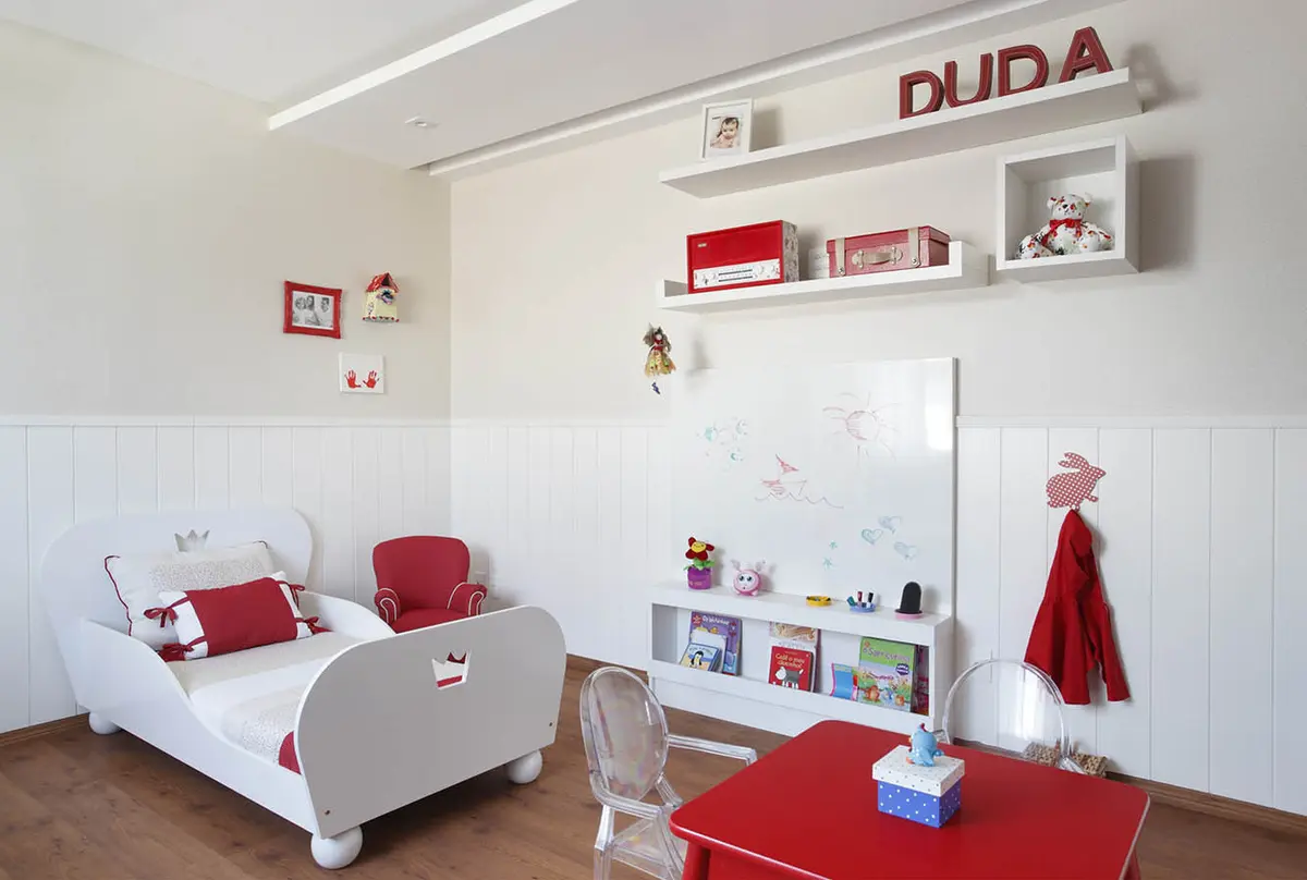 Dormitorio infantil moderno con cama blanca y detalles en rojo — proyecto Casa Barra ED, por Amanda Miranda
