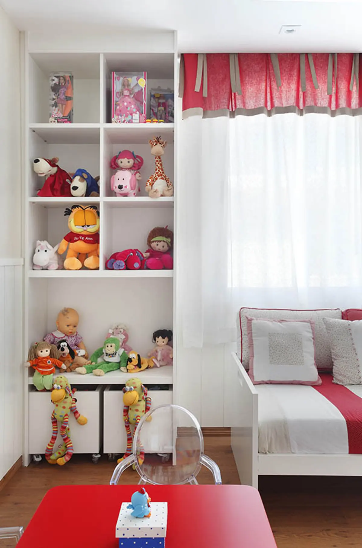 Dormitorio infantil con estantes blancos y cama bordo rosa — proyecto Casa Barra ED, por Amanda Miranda