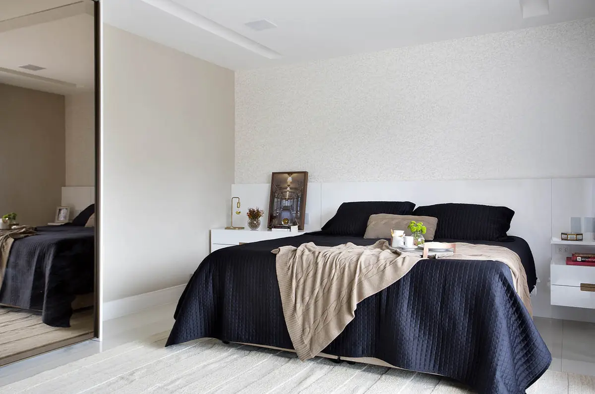 Dormitorio minimalista con cama negra y piso de madera blanca — proyecto Casa Blue House, por Amanda Miranda