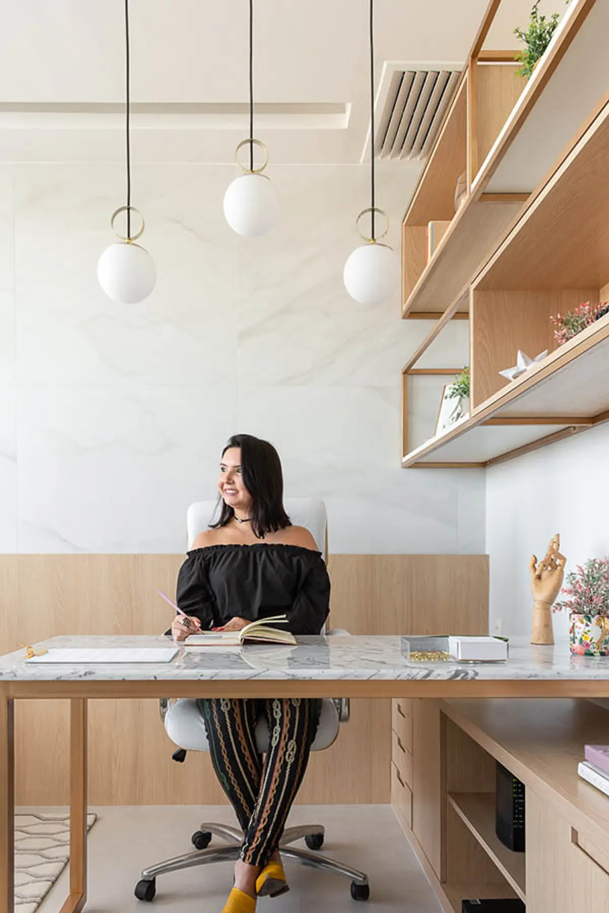 Home Office com cor predominante Branco do Projeto Consultório Ipanema por Amanda Miranda