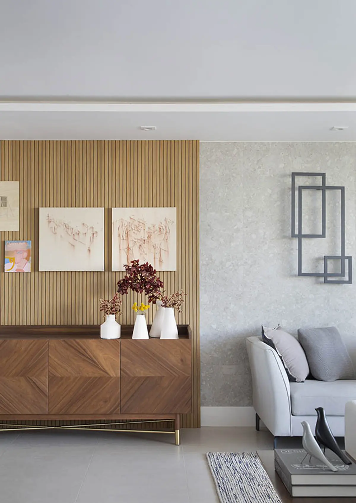Living moderno con pared de madera, arte abstracto y sofá curvo — proyecto Apartamento Ingá, por Amanda Miranda