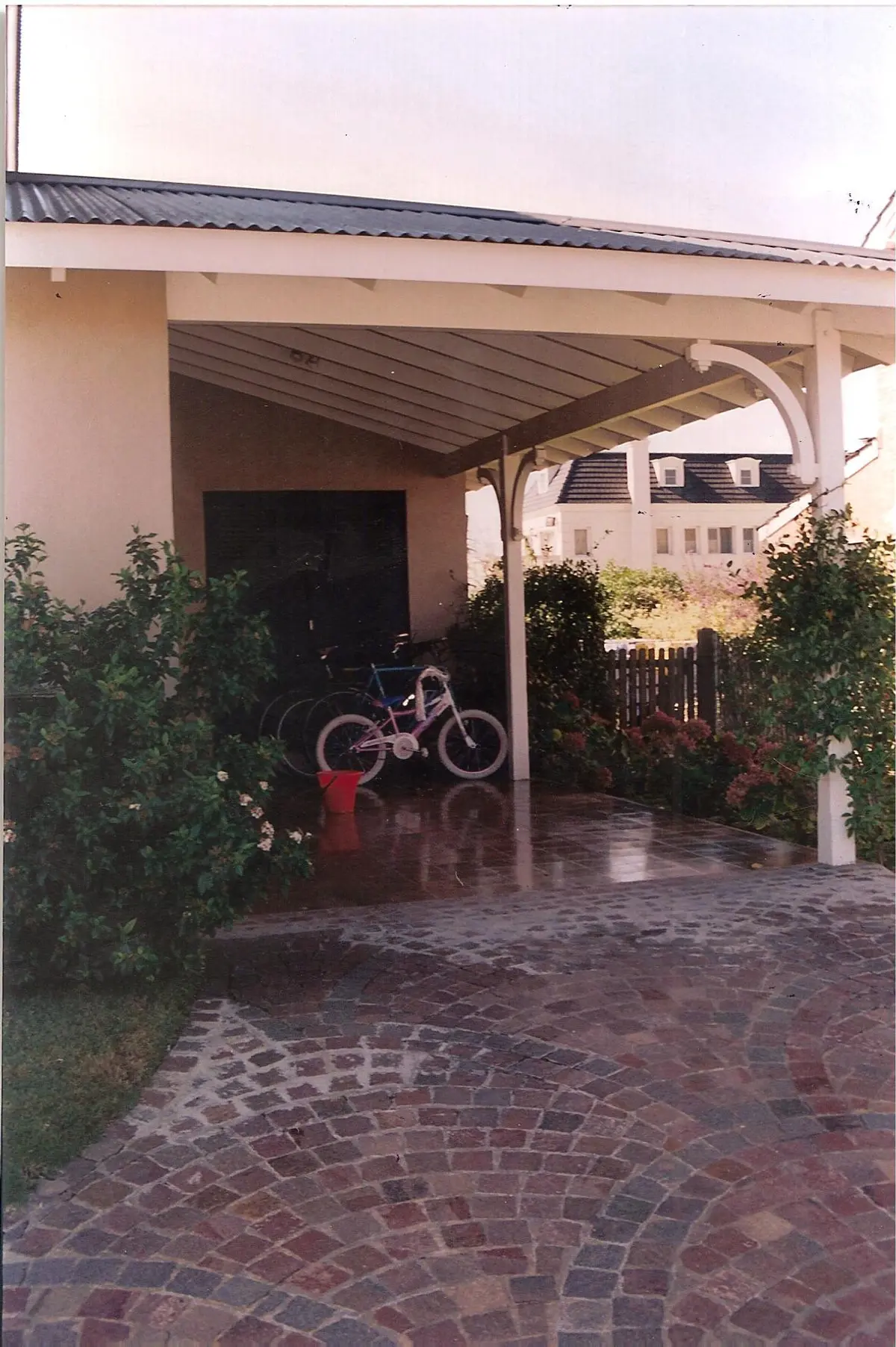 Fachada de casa suburbana con cochera y bicicletas — proyecto Casa en Nordelta, por Rioja Arquitectura, en Nordelta