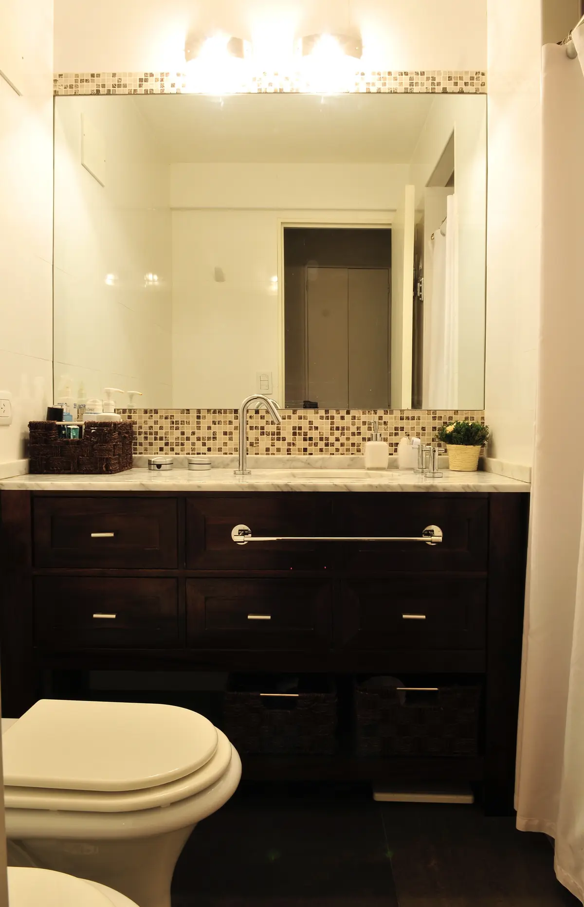 Baño Principal con color predominante Negro del Proyecto Marcelo T de Alvear por Rioja Arquitectura