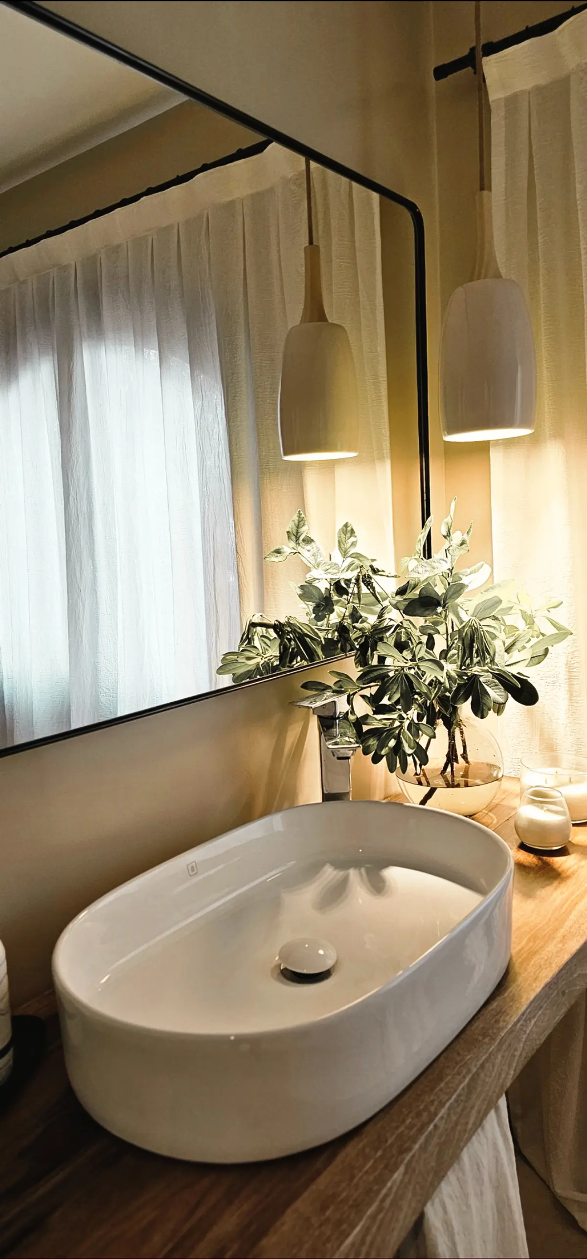 Baño moderno con lavabo sobre encimera, luces colgantes y planta — proyecto Fatima , por Claraboia , en Pilar