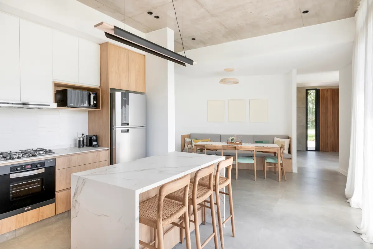 Cozinha e sala de jantar modernas integradas com ilha central — projeto Casa San Matías, por BK Arquitectos, em Belén de Escobar