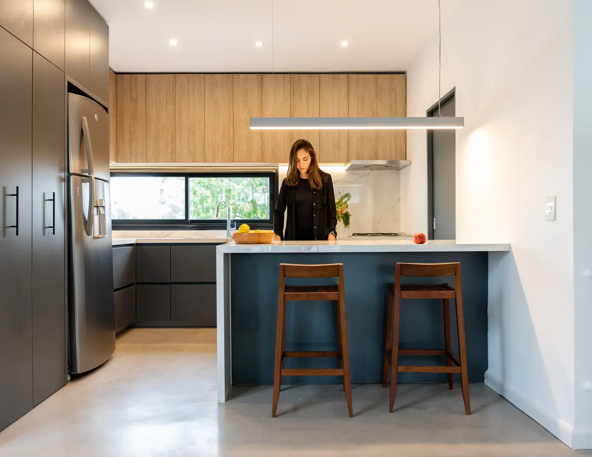 Cocina moderna con isla y detalles en madera y concreto — proyecto Santa Isabel - Andrea Gonzalez, por ABEJA CONCEPT, en Nordelta