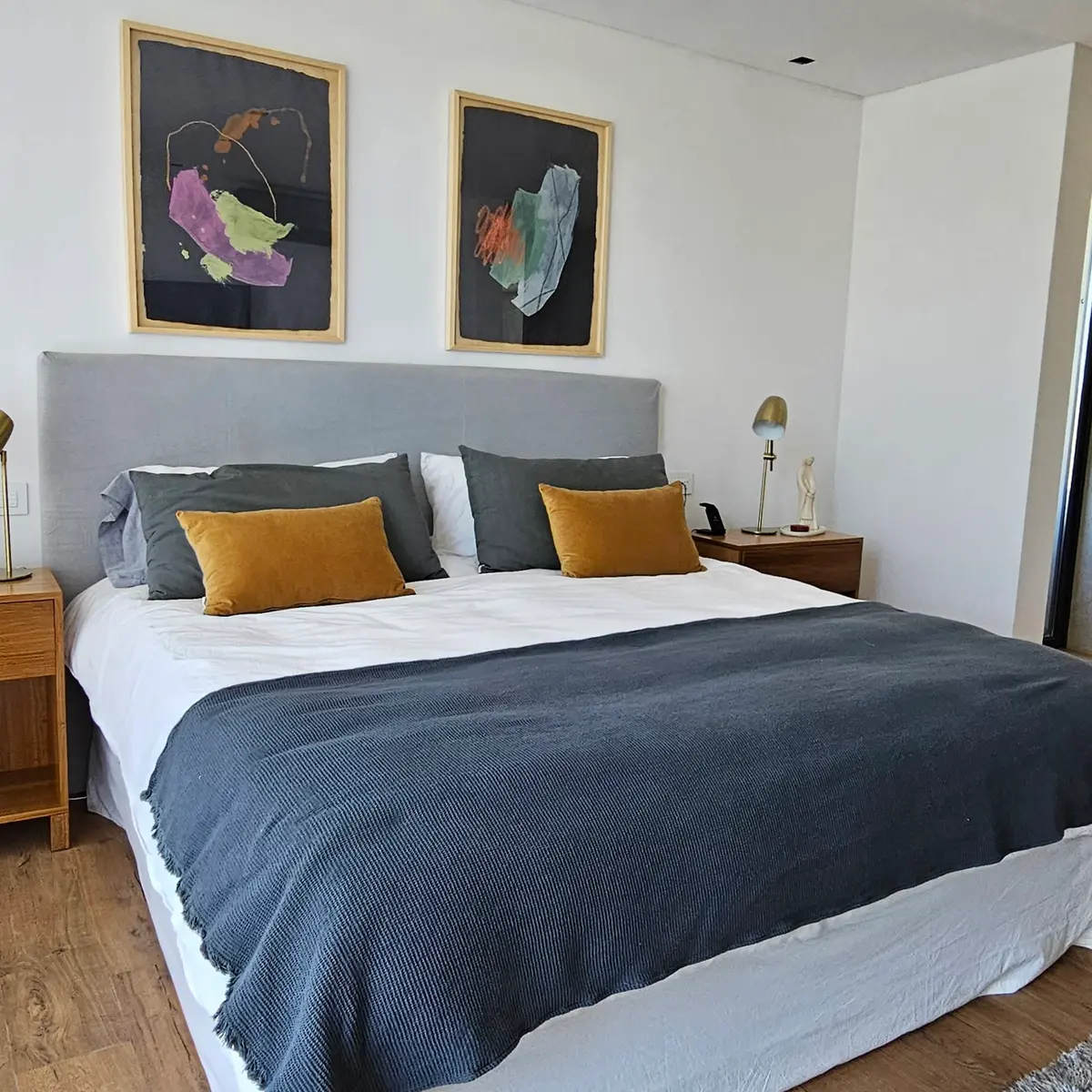 Dormitorio moderno con arte abstracto y cama grande — proyecto Estancias , por Claraboia , en Pilar