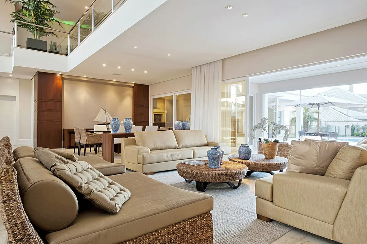 Sala de estar moderna e espaçosa com sofás grandes e piso de madeira — projeto Casa Ponta Grossa, por ARQUITETARE POR ELAINE ZANON & CLAUDIA MACHADO