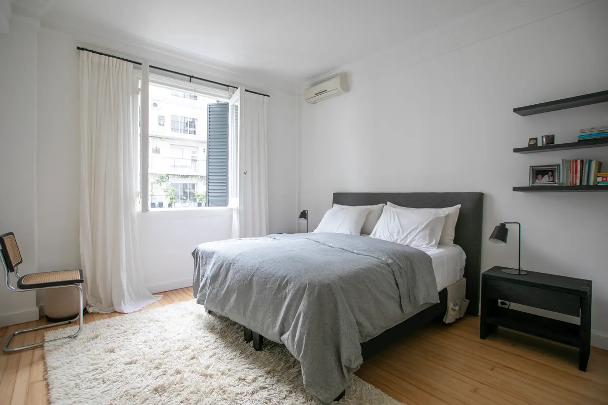 Dormitorio moderno minimalista con alfombra de pelo largo — proyecto Obra Quintana, por Arq. Lourdes Yarade Saravia, en Buenos Aires