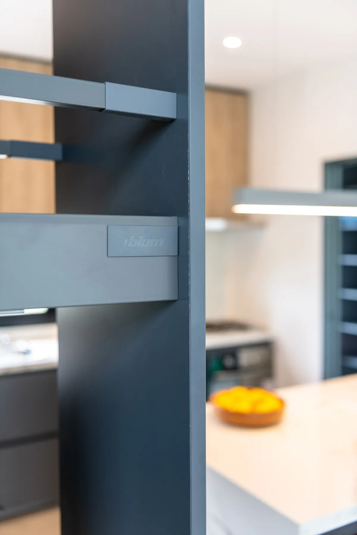 cocina moderna con cajones extraíbles y almacenamiento integrado — proyecto Santa Isabel - Andrea Gonzalez, por ABEJA CONCEPT, en Nordelta