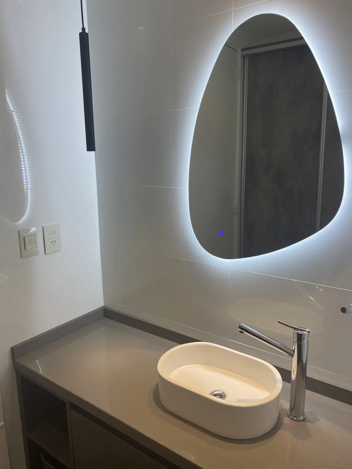 Banheiro moderno com lavatório oval, espelho retroiluminado e torneira alta — projeto CASITA NUÑEZ, por Estudio Grupo 32, em Núñez