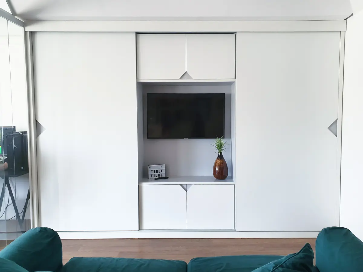 Sala Estilo Minimalista com cor predominante Branco do Projeto Tehuá Filmes por Leticia De Nóbrega Arquitetura