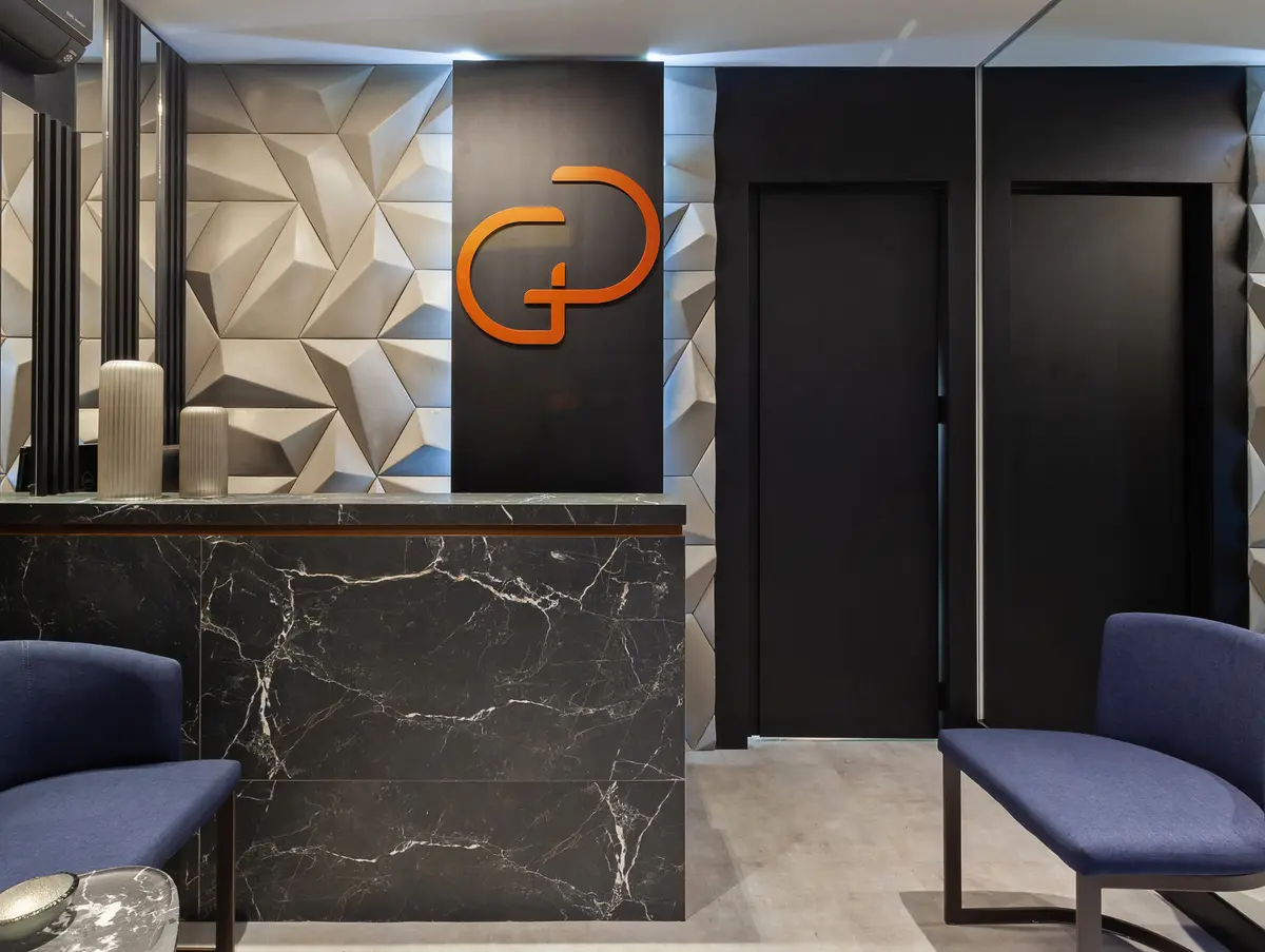 Sala Estilo Industrial com cor predominante Preto do Projeto Corporativo GP por Chris Coelho Arquitetura 