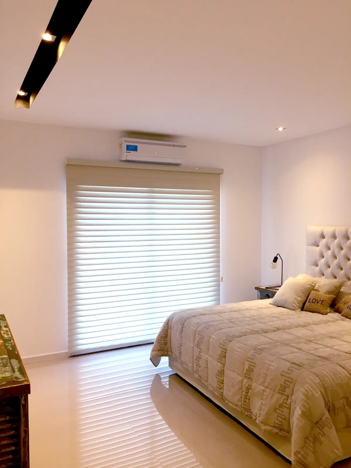Dormitorio moderno con persianas blancas y cama amplia — proyecto Casa MAX, por EZ architects, en Pilar