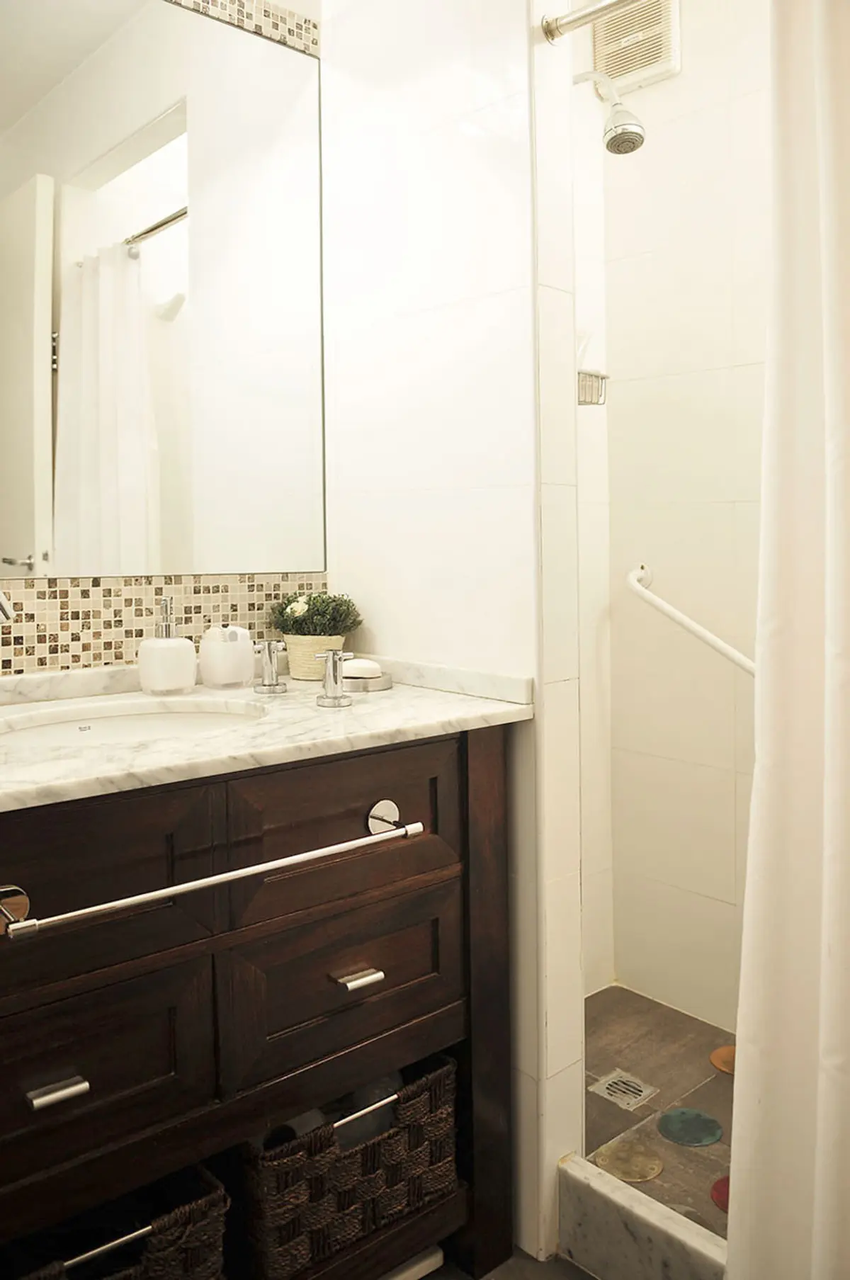 Baño Principal con color predominante Negro del Proyecto Marcelo T de Alvear por Rioja Arquitectura