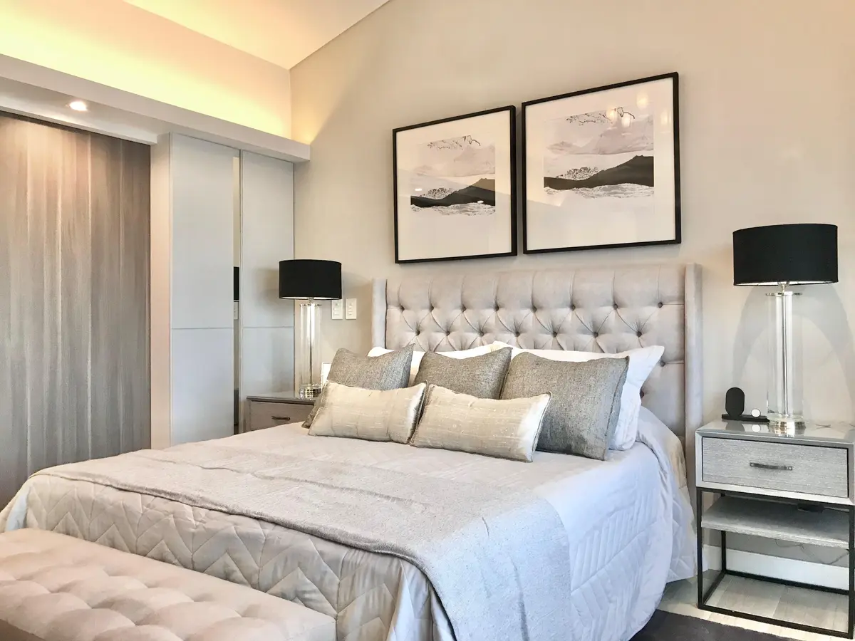 Dormitorio moderno con cabecero tapizado y arte abstracto — proyecto Obra Argerich, por Estudio Nicolás Pierry, en CABA