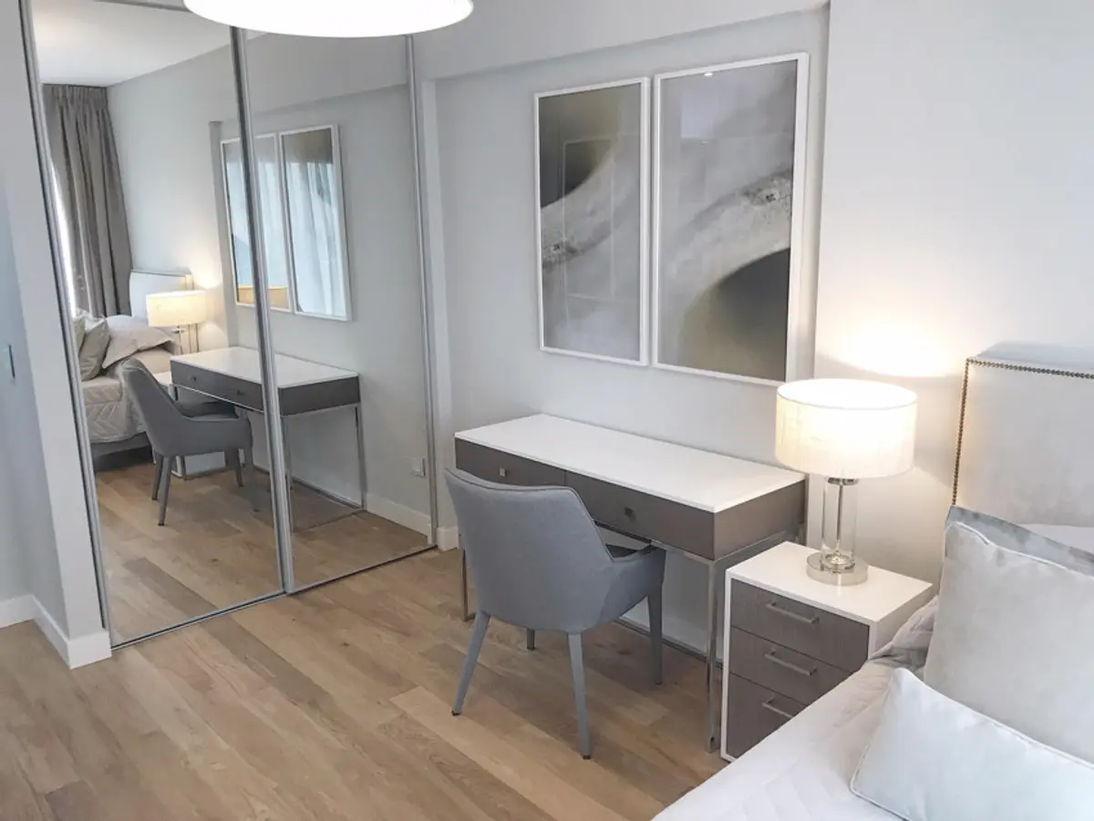 Dormitorio moderno con paneles de madera natural y escritorio minimalista — proyecto Obra Ugarte, por Estudio Nicolás Pierry, en CABA