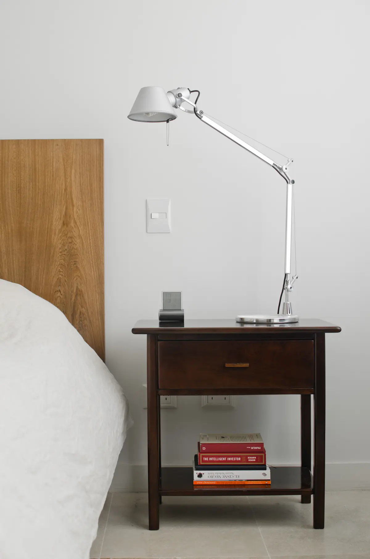 Habitación minimalista con cama, mesa de luz y lámpara de pie plateada — proyecto Casa P, por Estudio Dado, en San Isidro