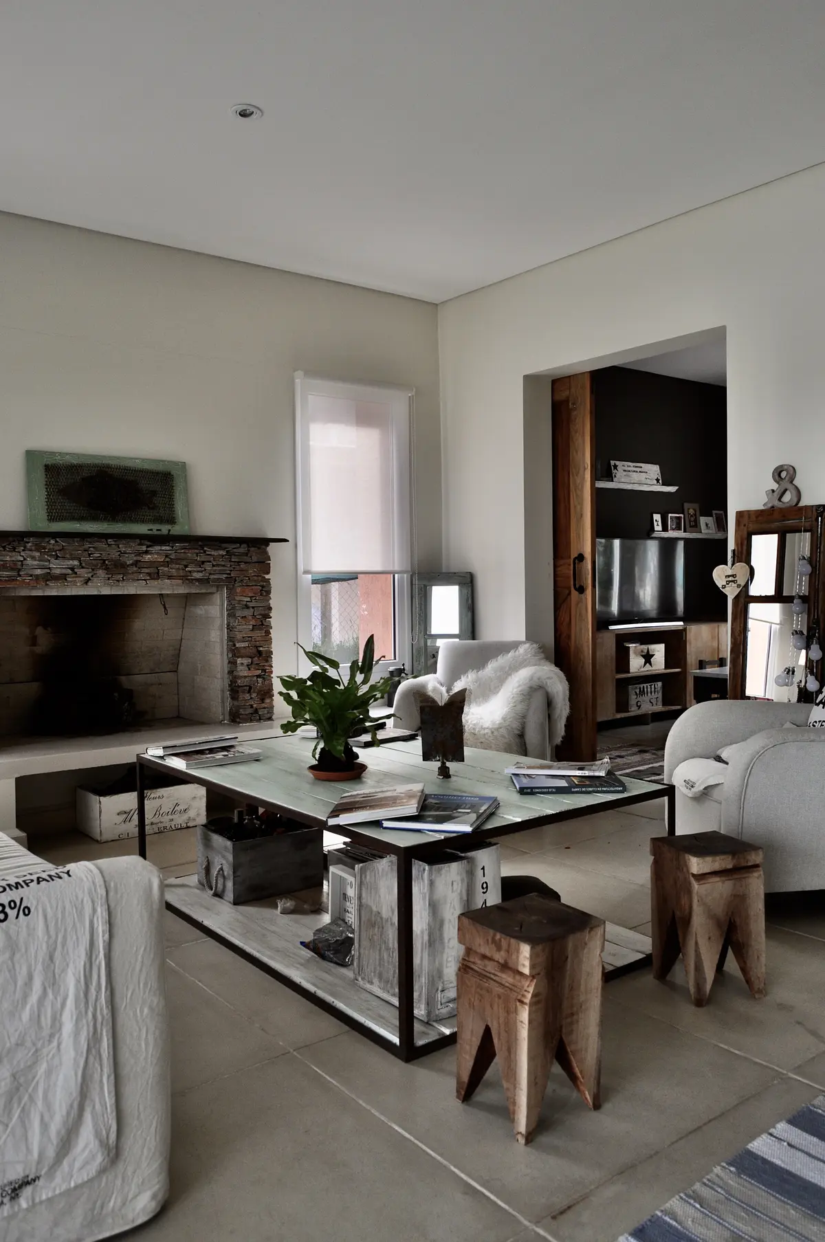Living Estilo Clásico con color predominante Gris del Proyecto Santa Teresa, Villanueva por Marconi Silva Arquitectos