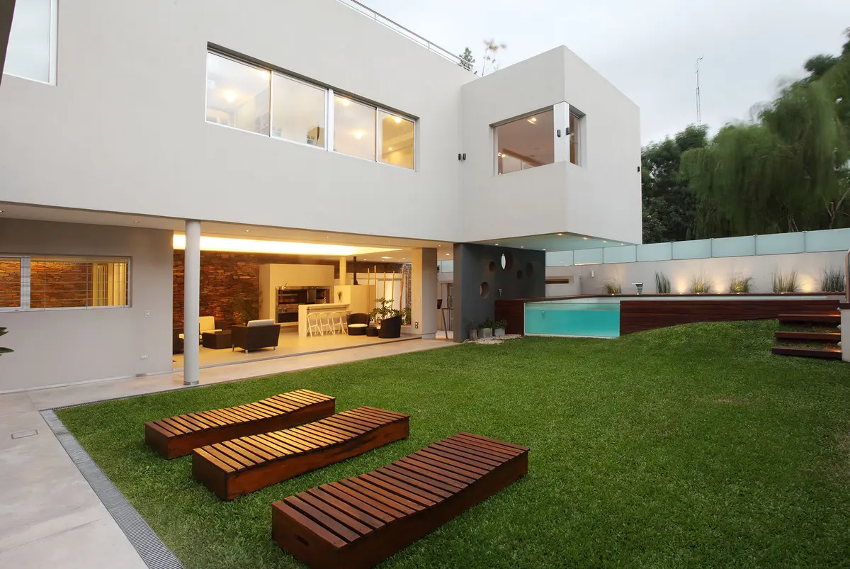Casa moderna com jardim, piscina e decks de madeira — projeto Devoto, por Remy Arquitectos, em CABA
