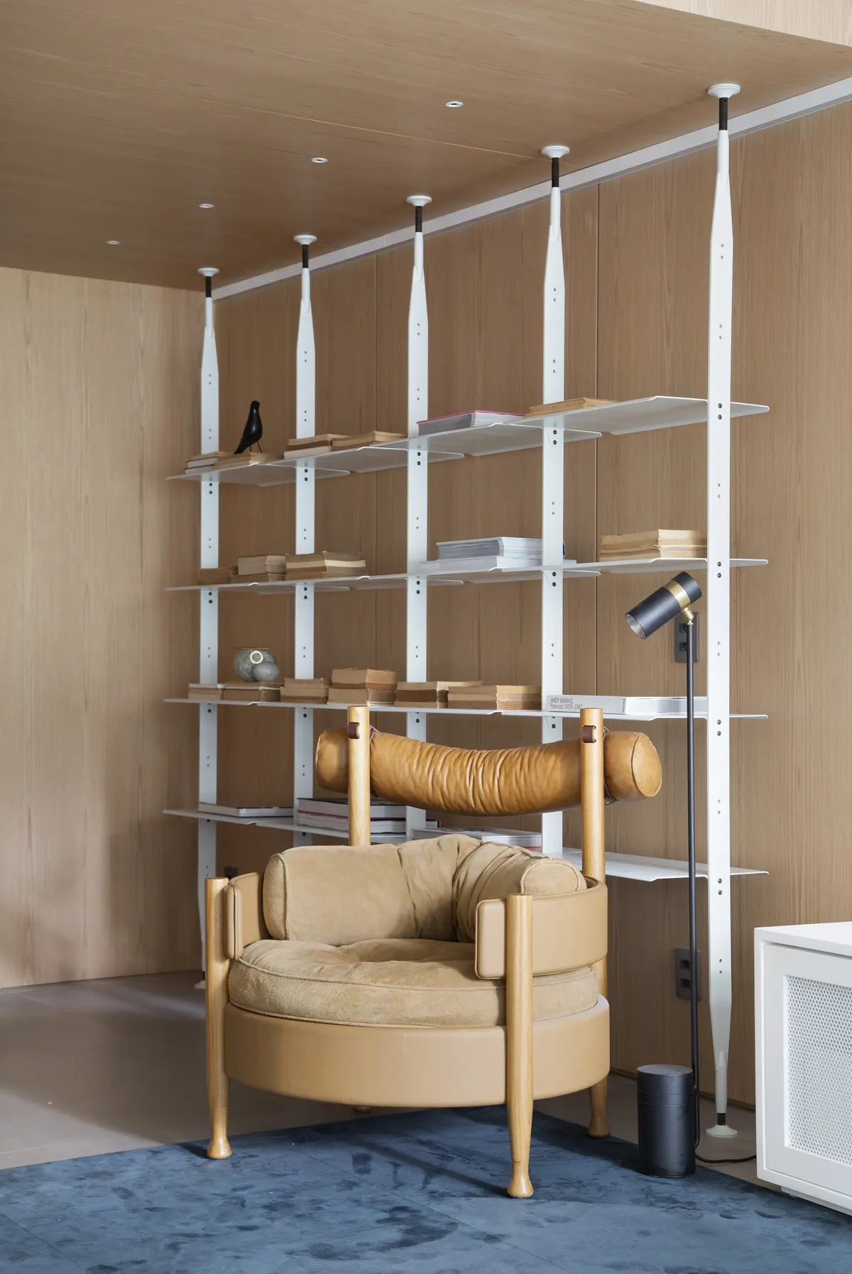 Living contemporáneo con sillón beige bajo estructura metálica blanca — proyecto BP Hose , por Studio Ro-ca