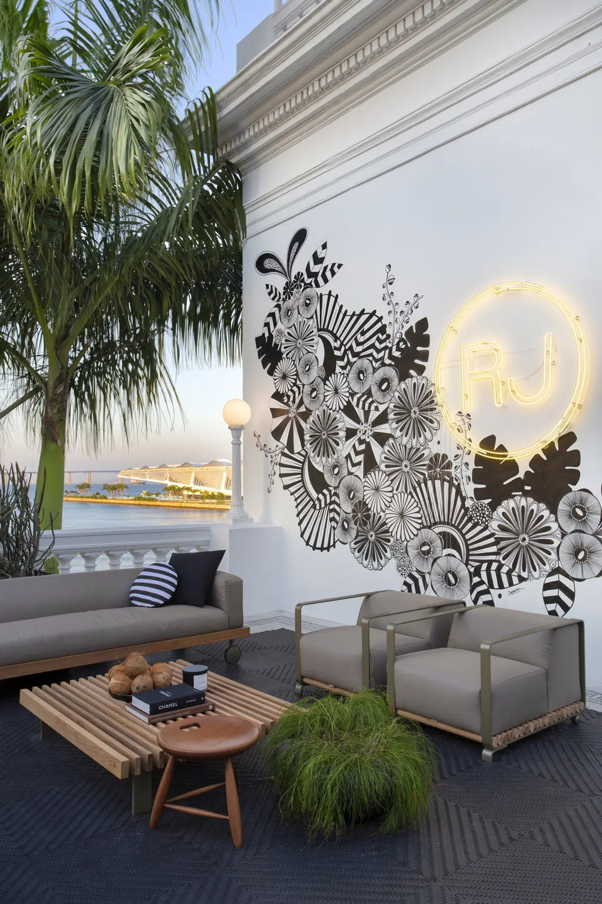 Terraza moderna con vista al río, sofás grises y muro geométrico decorativo — proyecto Casa COR 2019, por Studio Ro-ca