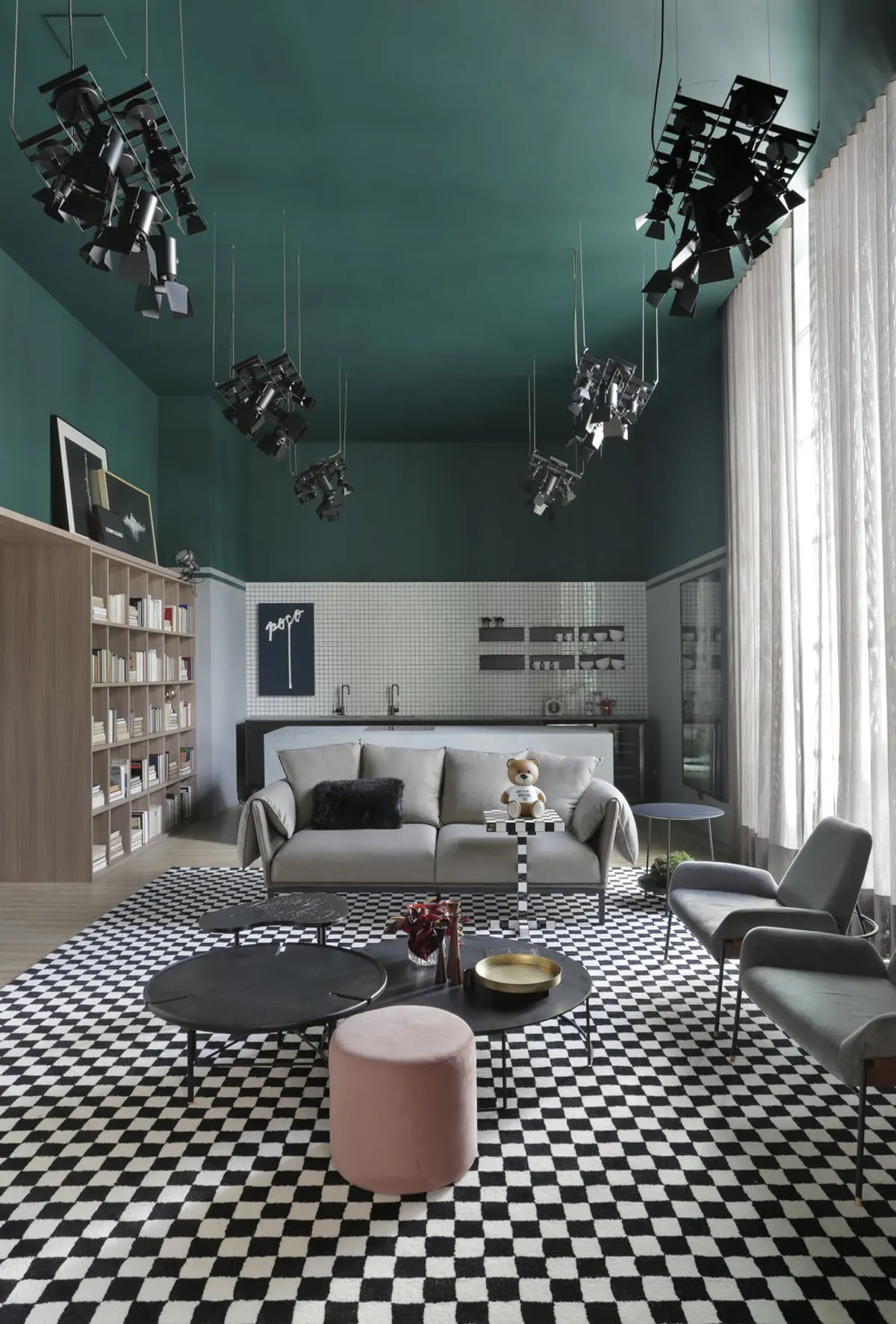 Living verde oscuro con piso ajedrez, sofa gris y elementos colgantes — proyecto Casa COR 2019, por Studio Ro-ca
