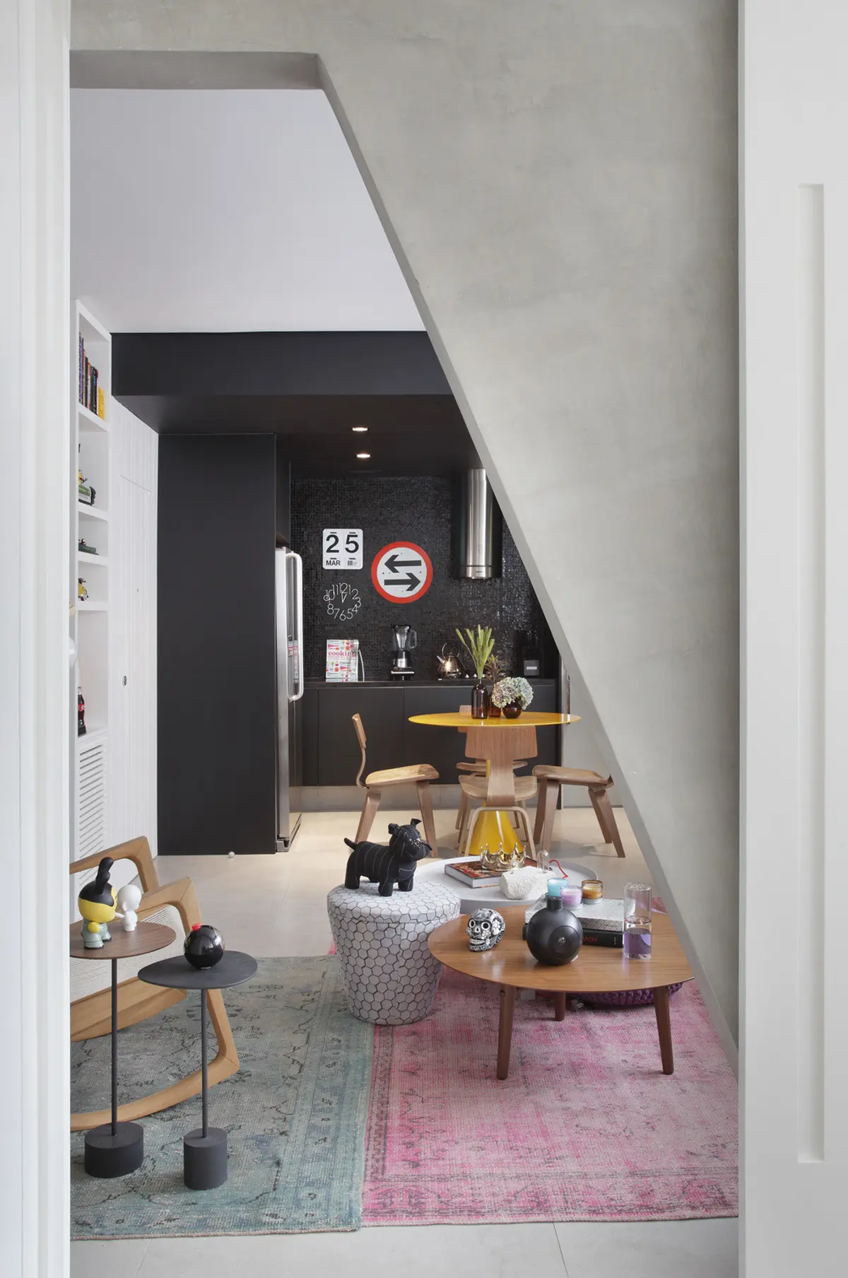 Oficina bajo escalera con escritorio madera, pared negra y decoración minimalista — proyecto VF House, por Studio Ro-ca