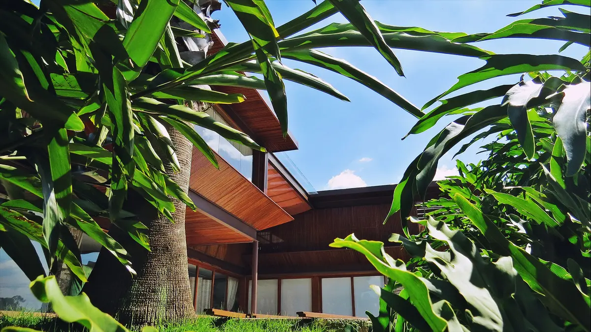 Casa moderna con fachada vidriada y pergola envuelta en vegetacion — proyecto Residência MN, por Gil Fialho