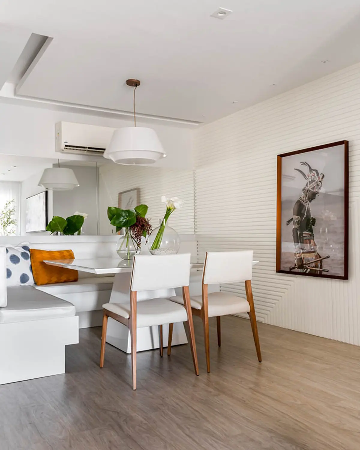 Comedor minimalista con sillas blancas y piso de madera clara — proyecto Apartamento Santa Rosa, por Amanda Miranda
