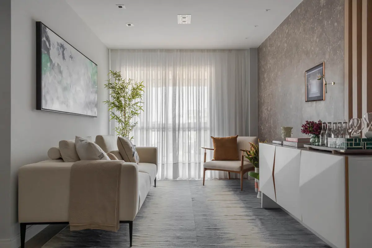 Pasillo moderno con living integrado, ventanal y luminaria natural — proyecto Apartamento Santa Rosa, por Amanda Miranda