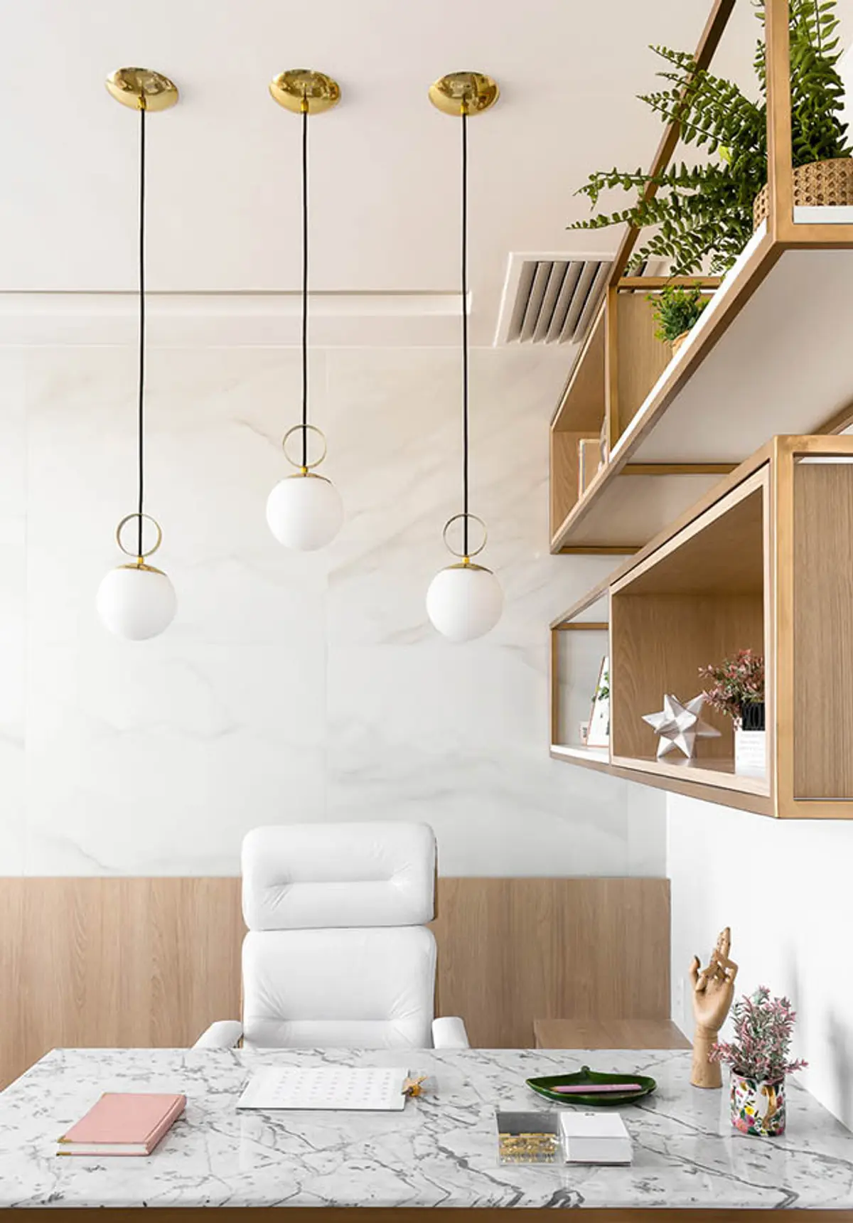 Home Office com cor predominante Branco do Projeto Consultório Ipanema por Amanda Miranda