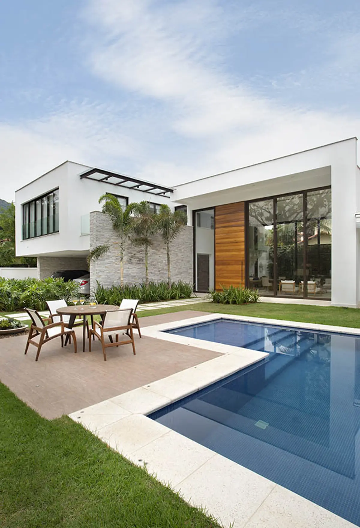 Casa moderna con piscina y patio exterior, diseño minimalista — proyecto Casa Jardim Ubá, por Amanda Miranda