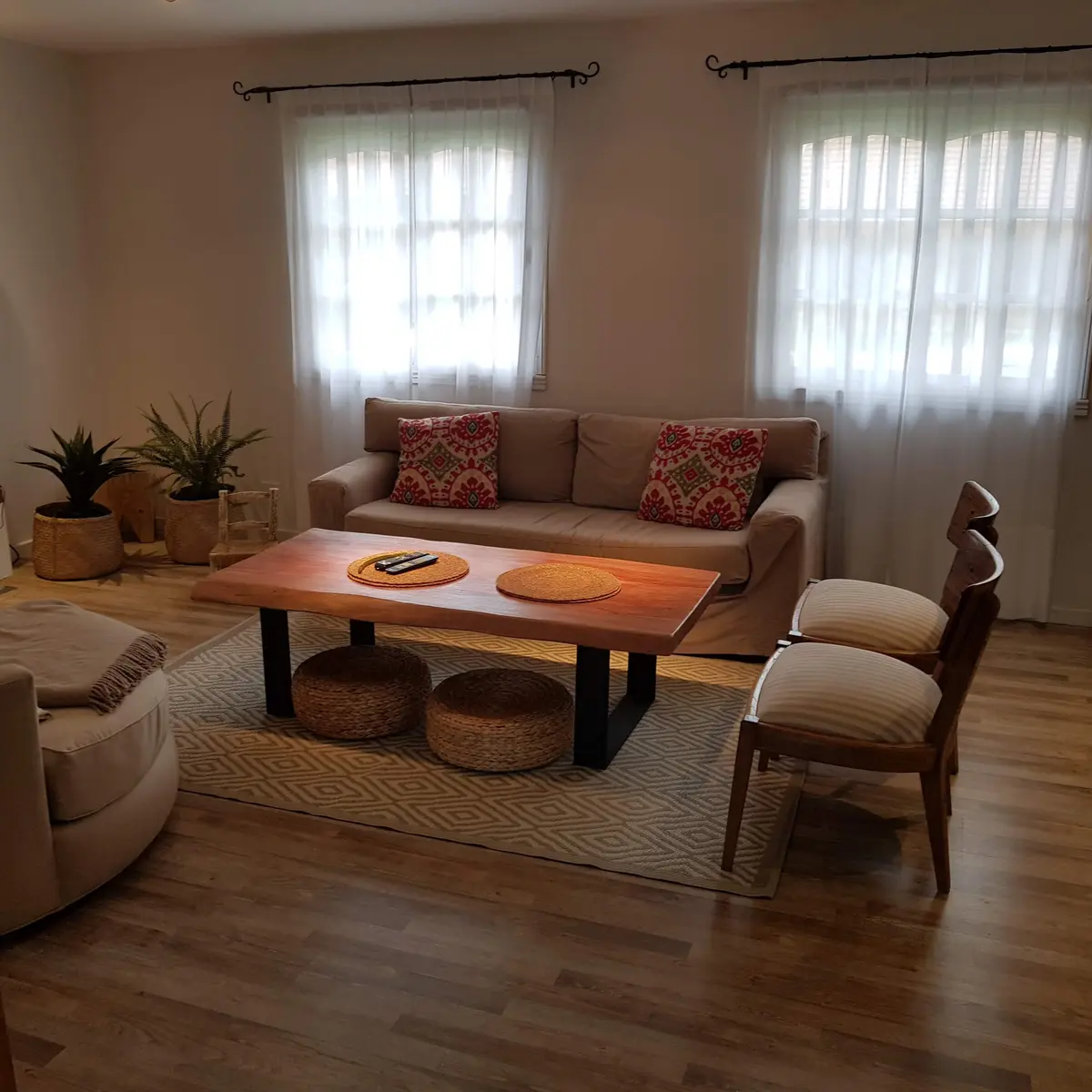 Sala de estar moderna con sofá gris claro y mesa de centro de madera oscura — proyecto Proyecto VC, por Vicky Hurrell, en Mar del Plata
