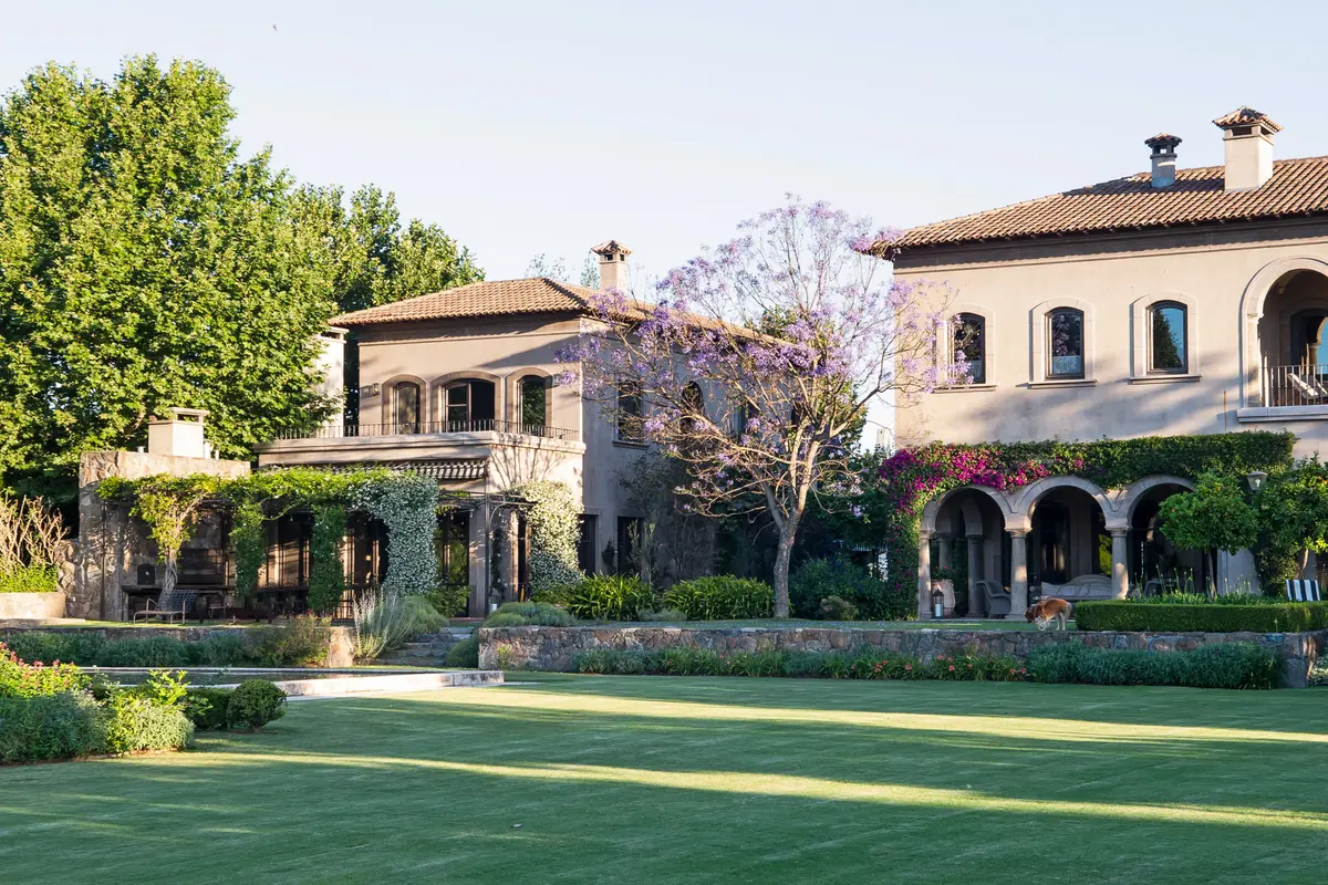 Jardín con color predominante Blanco del Proyecto Casa Toscana  por Estudio Du 