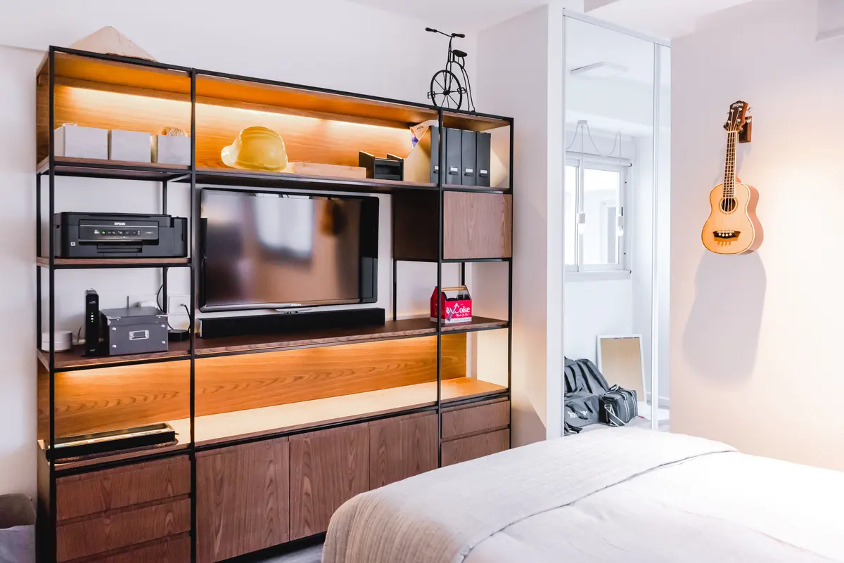 Dormitorio con mueble modular de madera y TV integrada — proyecto Cabrera, por Tali Estudio, en Palermo