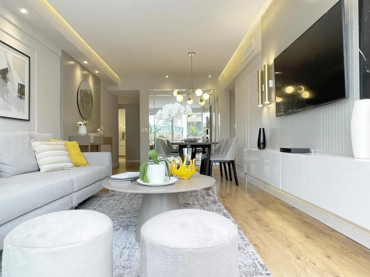 Sala de estar e jantar moderna com mesa redonda e sofá cinza — projeto Obra Bonpland, por Estudio Nicolás Pierry, em CABA
