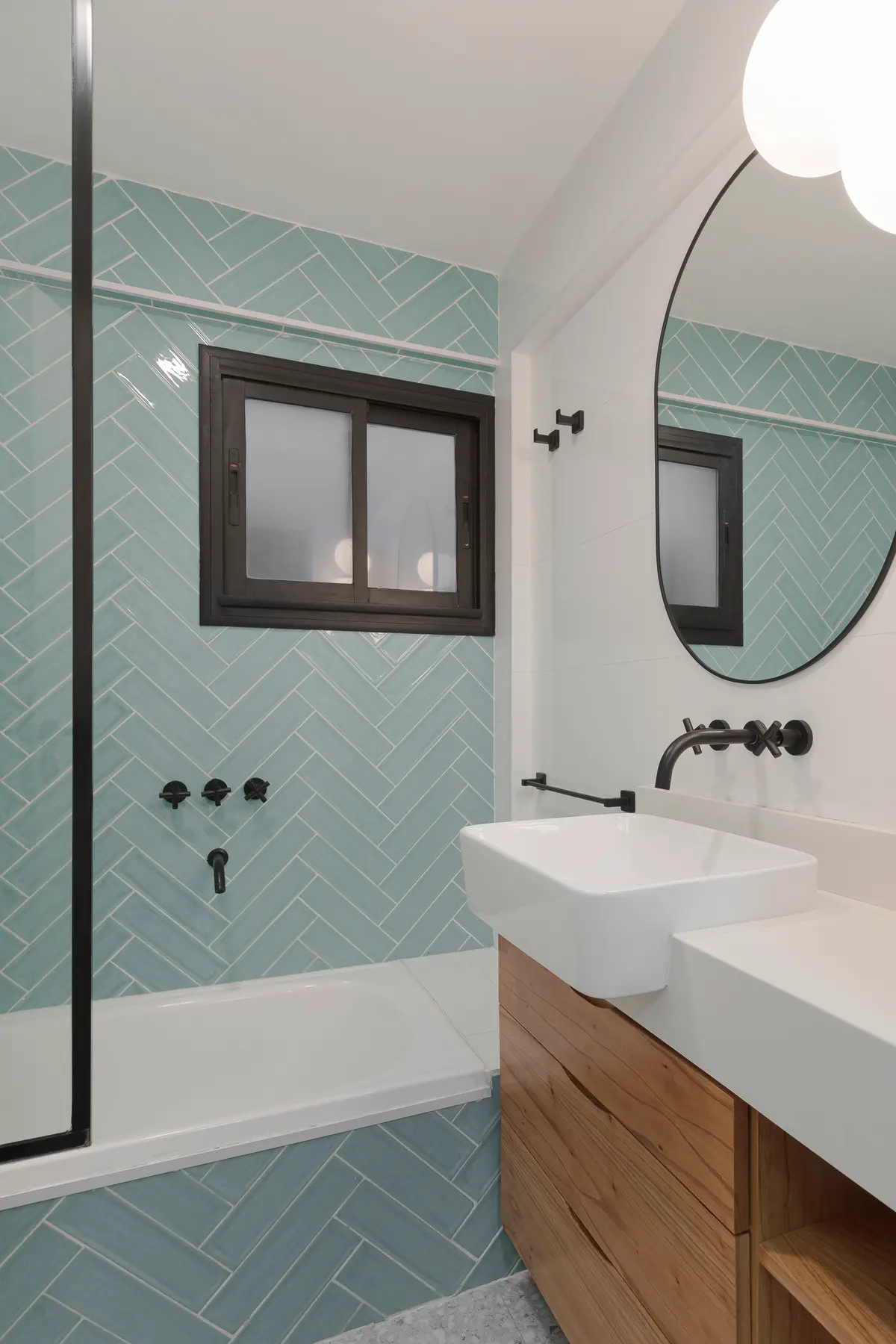 Banheiro moderno com detalhes em madeira e azulejos azuis — projeto Obra Aguirre, por SYA Arquitectas, em Palermo