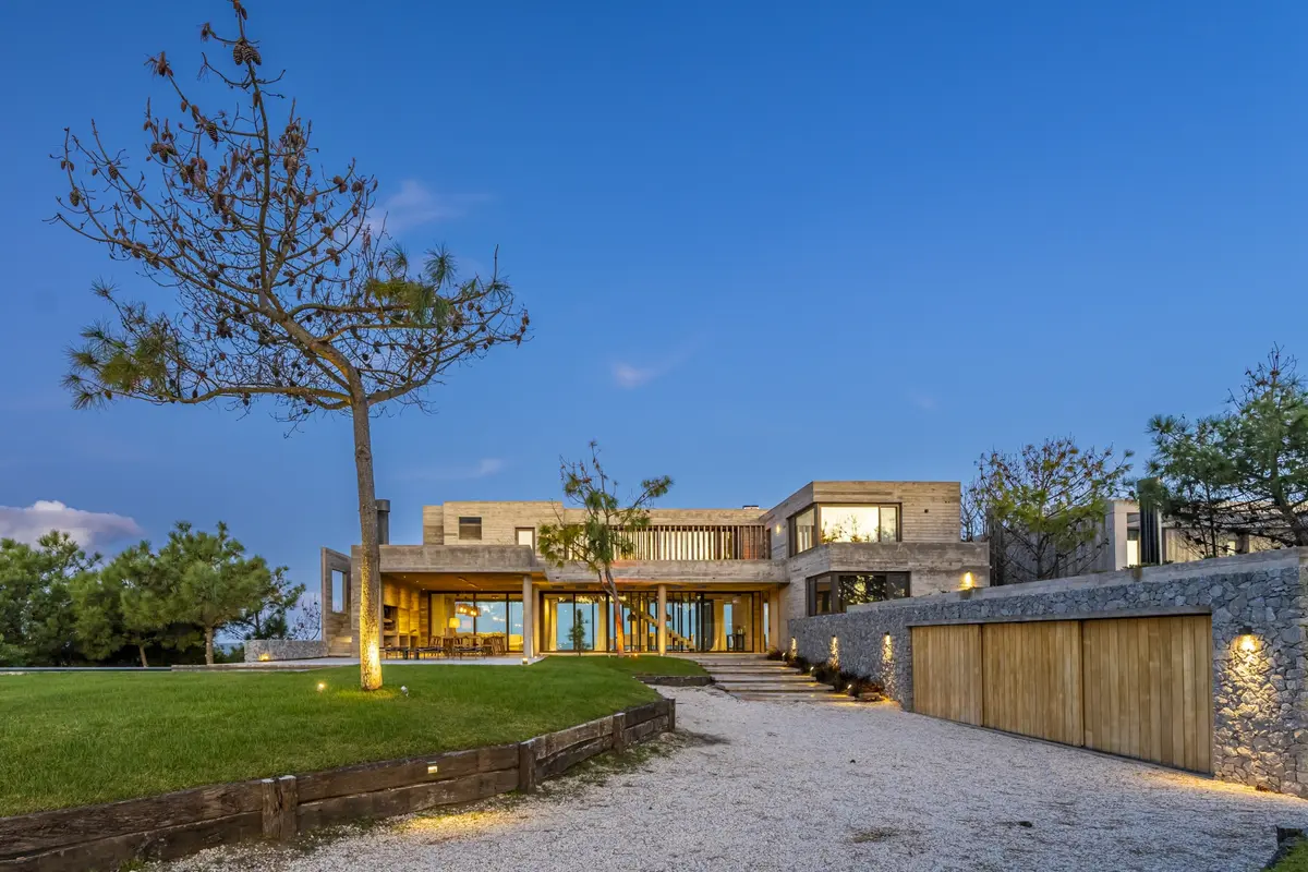 fachada moderna de casa costeira com pedra e madeira — projeto CASA sobre el MAR, por Guerrero Arquitectos, em Pinamar