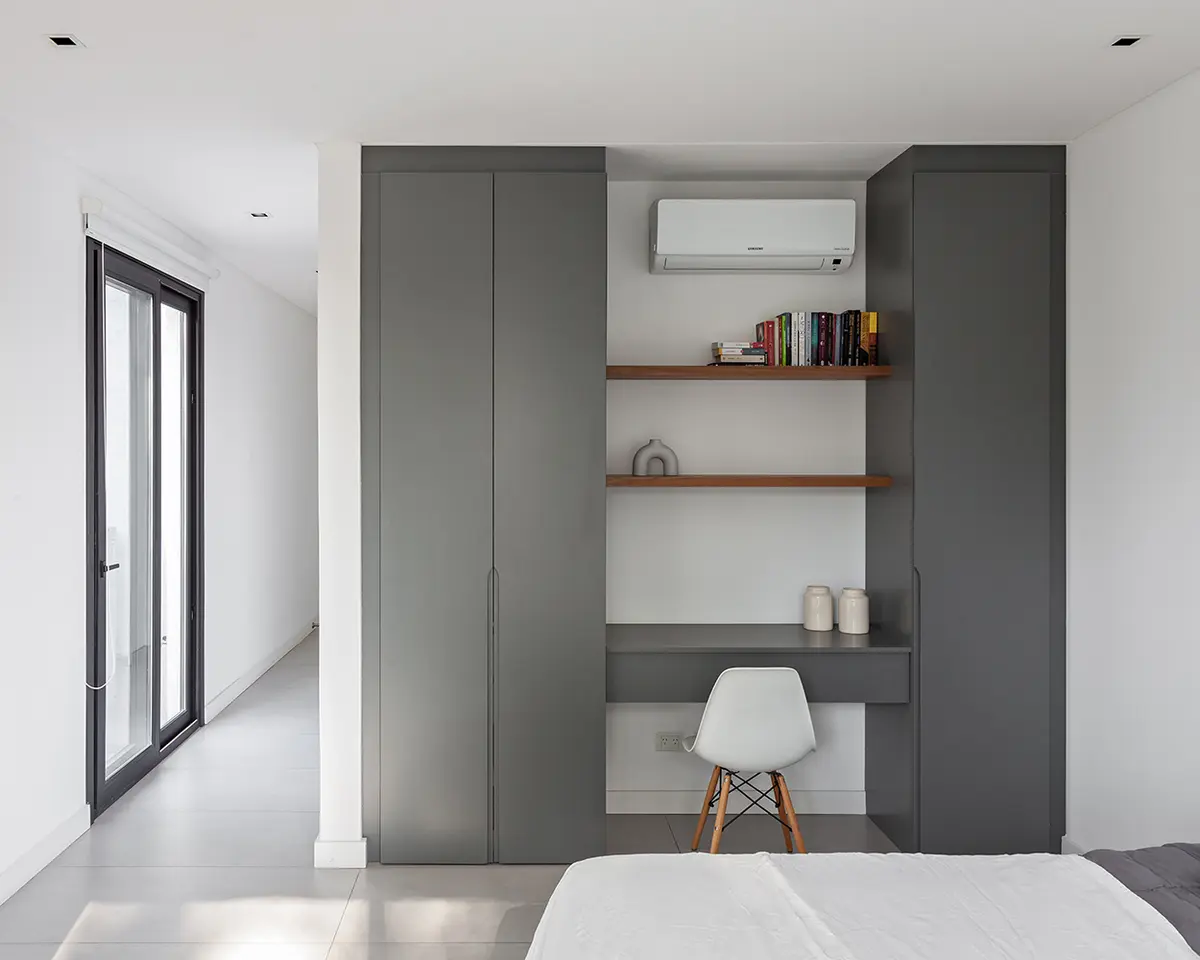 Dormitorio moderno con armario modular gris y escritorio — proyecto CASA RDV, por Rastro Estudio, en San Isidro