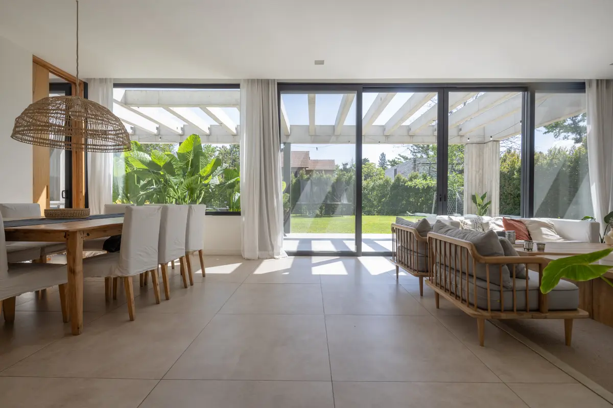 Living moderno con ventanales, comedor integrado y vista al exterior — proyecto CASA RuZa, por Alfredo Orfila arquitectura, en Benavidez