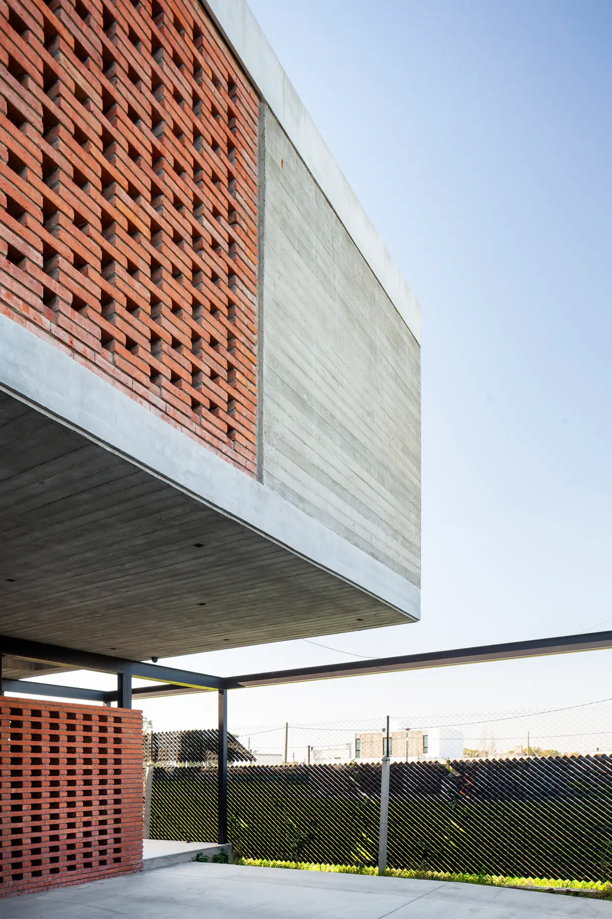 fachada moderna de tijolo aparente e concreto — projeto CASA BSB, por BUSCETTI & DI BERNARDO arquitectas, em Gonnet