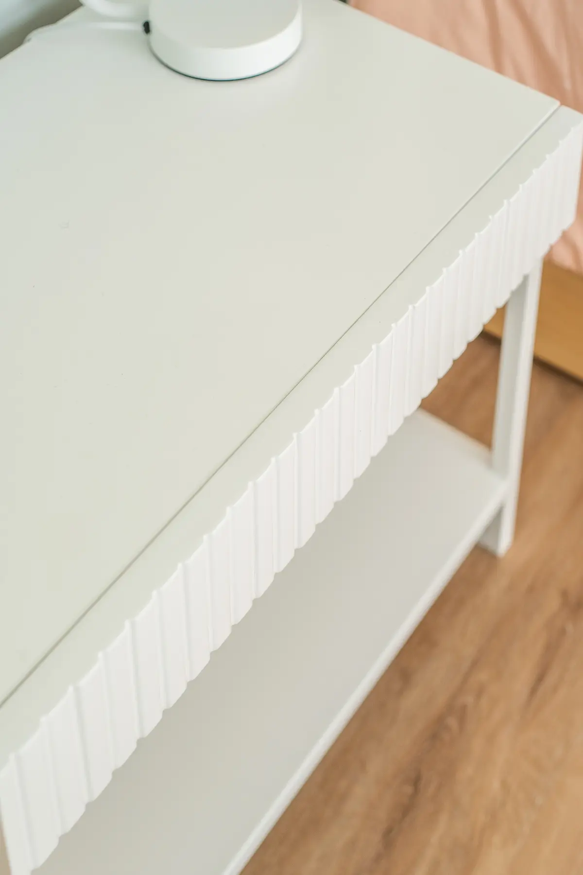 Mesa lateral branca com detalhe de friso canelado e borda scalloped — projeto El Atardecer - Dormitorio Elo, por Blue Rabbit Design, em Rincón de Milberg