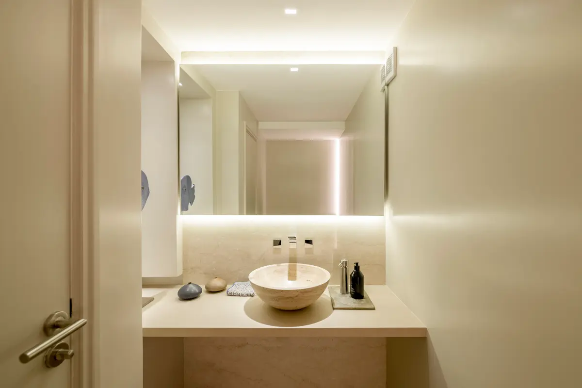 Baño moderno con lavabo de piedra y espejo retroiluminado — proyecto Boating Club, por SRMD Arquitectura, en Boating Club