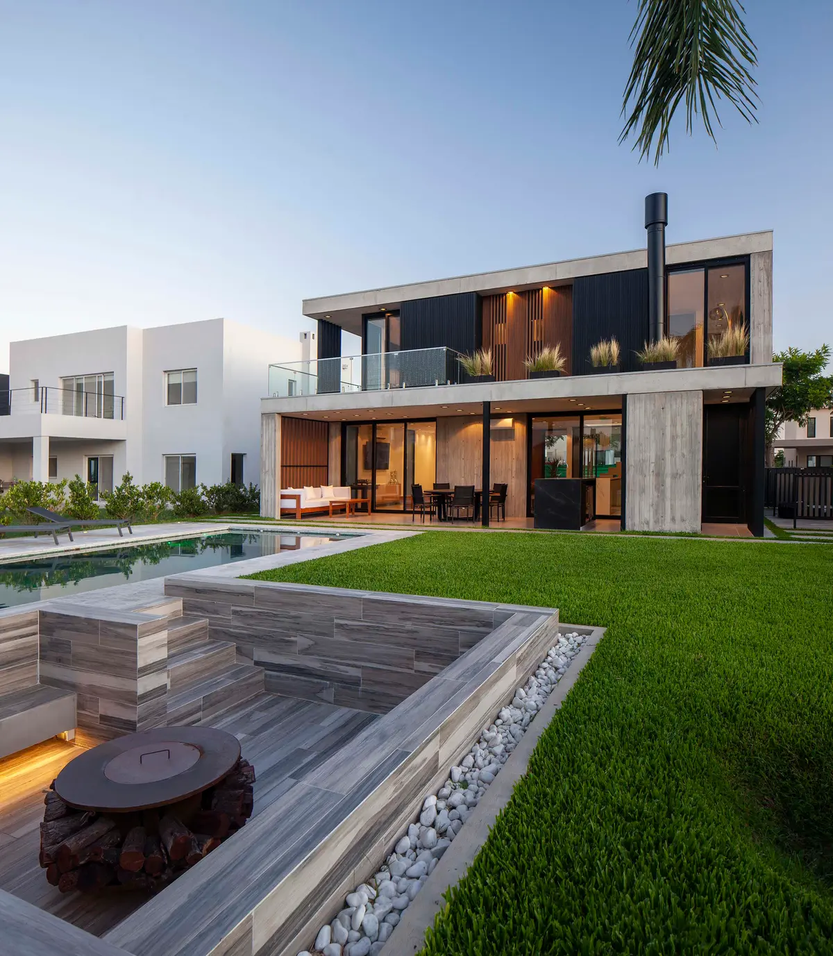 Casa moderna com piscina, terraço e lareira externa — projeto DISEÑO INTERIOR - CASA VISTAS, por FOCO_arquitectura&diseñointerior, em Belén de Escobar