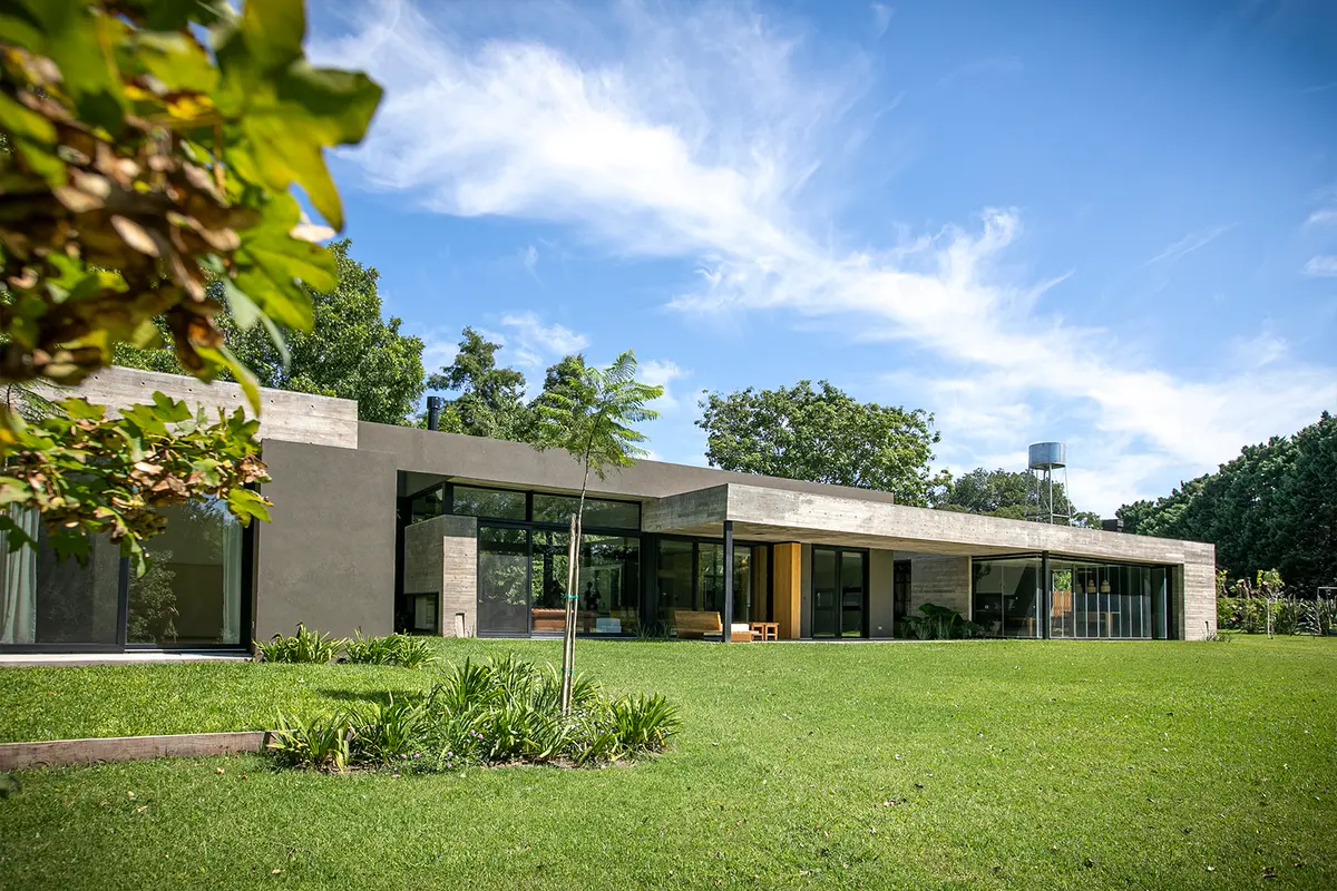 casa moderna minimalista con amplios ventanales y patio — proyecto CASA MG, por IMF INÉS MARTINEZ FERRARIO