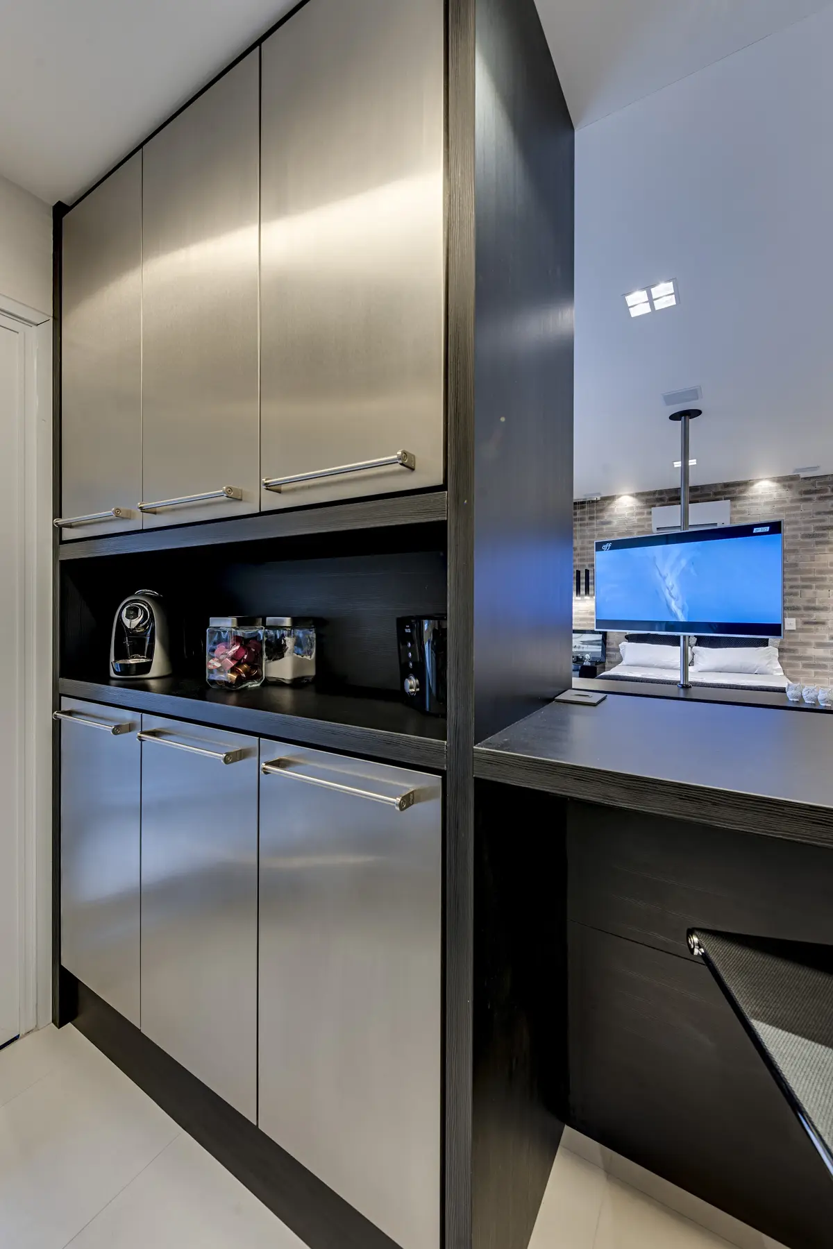 Cocina moderna con muebles grises espejados y mesada negra — proyecto ESTUDIO RC, por Marcia Debski Interiores