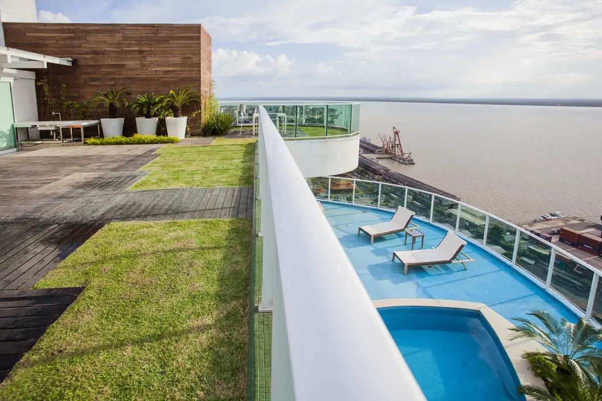Piscina com cor predominante Bege do Projeto Cobertura LS por Patrícia Marinho Arquitetura 