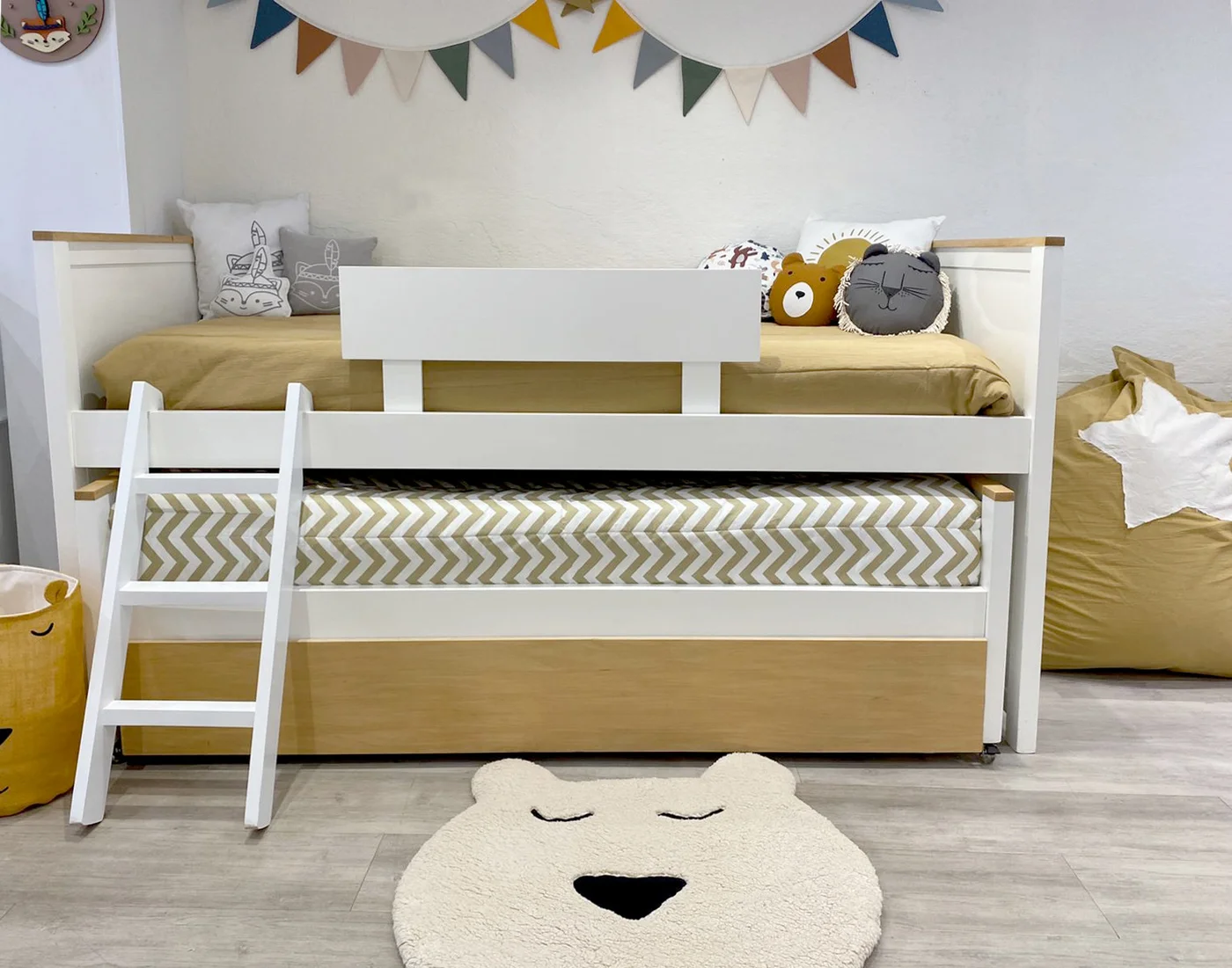 cama cucheta moderna con cajones y alfombra de oso